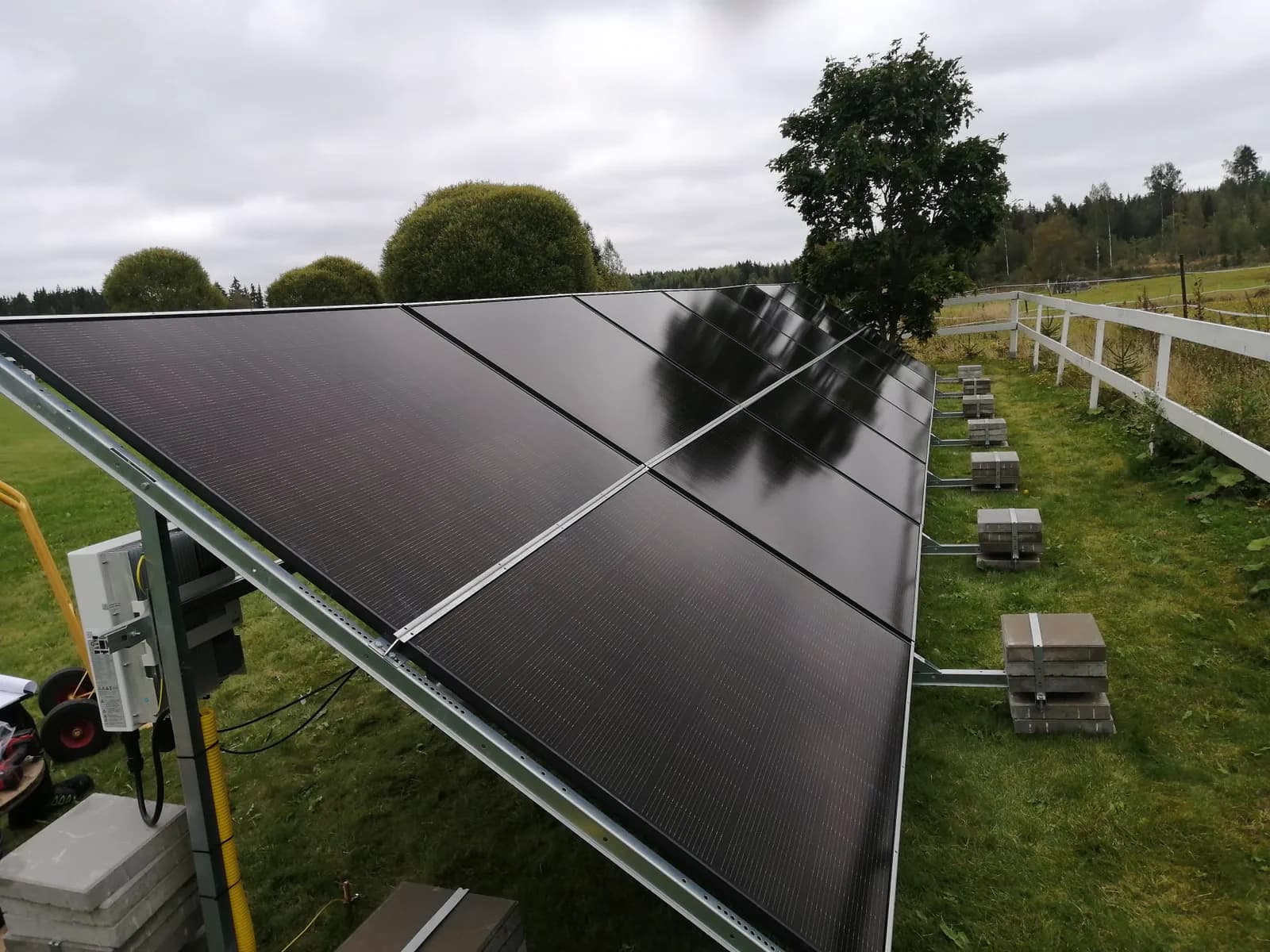 Ground-mounted solar power system